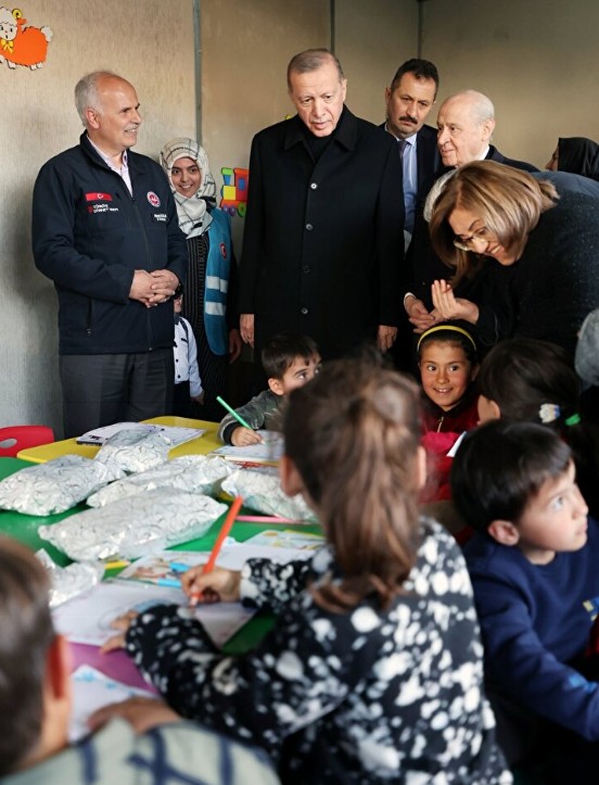 Çadır kenti ziyaret eden Cumhurbaşkanı Erdoğan'a çocuklardan yoğun ilgi